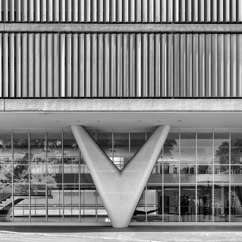 Iconic Columns in Modern Brazilian Architecture,© Manuel Sá. Image Palácio da Agricultura Contemporary Art Museum Architecture Famous, Brazilian Architecture, Modern Column, Column Design, Architecture Images, Mid Century Architecture, Oscar Niemeyer, Brutalist Architecture, Structure Architecture