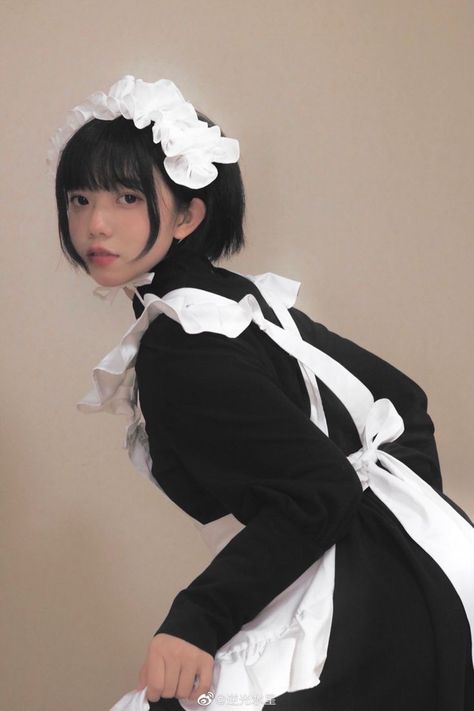 Maid Girl, Asian Cosplay, Female Pose Reference, Body Reference Poses, Maid Outfit, Poses Reference, Human Poses Reference, Figure Poses, Poses References