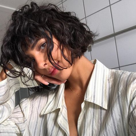 @mesillusionssousecstasy on Instagram: “Hey @tomasito_silva I stole your shirt 😊👋🏽🏃🏽‍♀️” Bob On Curly Hair, Hair For Beach, Short Bob Curly Hair, Bob Perm, Shirt Curly Hair, Stacked Haircut, Short Permed Hair, Hairstyles For Thick Hair, Cute Hair Colors