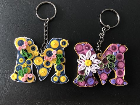 Quilled Keychains Ideas, Quilled Keychains, Quilling House, Quilling Keychains, M Alphabet, Quilling Letters, Paper Quilling For Beginners, Paper Art Design, Paper Quilling Jewelry