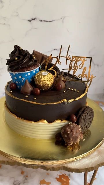 Chocolate cake decorated with chocolates and painted with luster dust Edible Luster Dust, Gold Luster Dust, Ganache Cake, Chocolate Drip Cake, Nutella Cake, Luster Dust, Chocolate Mousse, Now And Then, Chocolate Cupcakes