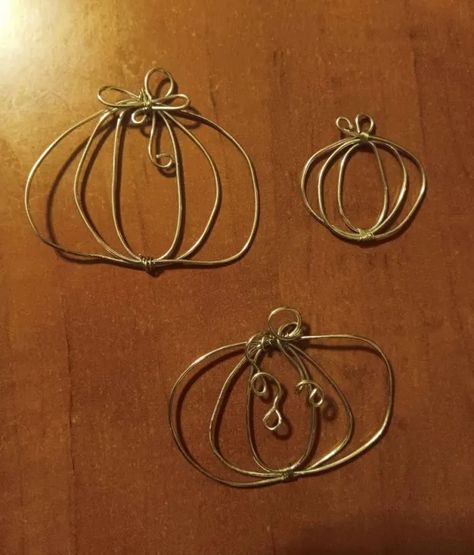 DIY: Wire Pumpkin For Halloween Pendant - Beauty and the Mist Diy Halloween Earrings, Halloween Earrings Diy, Wire Ghosts, Halloween Jewelry Diy, Pumpkin Jewelry, Pumpkin Ornament, Pumpkin Necklace, Halloween Pendant, Diy Pendant Necklace