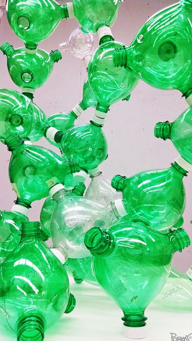 Recycled Sculpture, Plastic Sculpture, Upcycle Plastic, Photography And Graphic Design, Plastic Bottle Art, Recycled Art Projects, 7 Up, Trash Art, Water Projects