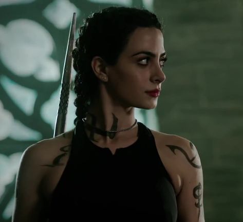 #shadowhunters #ızzy Izzy Lightwood, Shadowhunters Tv Show, Isabelle Lightwood, The Infernal Devices, Cassandra Clare, Shadow Hunters, Bucky Barnes, Shadowhunters, Pretty Little Liars