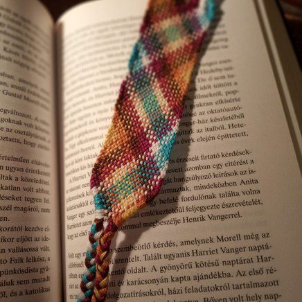 Free Crochet Bookmark, Embroidery Floss Crafts, Bookmark Crochet, Cool Friendship Bracelets, Bookmark Pattern, Rainbow Plaid, String Bracelet Patterns, Crochet Bookmark Pattern, Crochet Bookmark