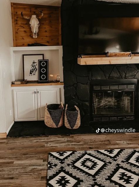 Western Fireplace Decor, Western Apartment Ideas, Western Fireplace, Western Homestead, Western Apartment, Apartment Ideas Living Room, Western Living Room Decor, Western House, Western Living Room