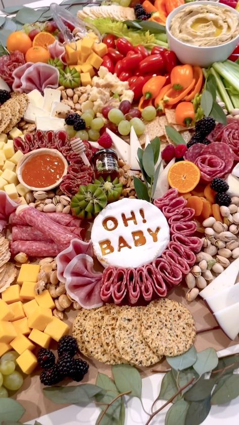 Baby In Bloom Charcuterie Board, Charcuterie Board Ideas Baby Shower Girl, Pregnancy Charcuterie Board, Baby Shower Cheese Board, Charcuterie Board Baby Shower Ideas, Simple Baby Shower Ideas At Home, Simple Baby Shower Food, Baby Charcuterie Board, Gender Reveal Charcuterie Board