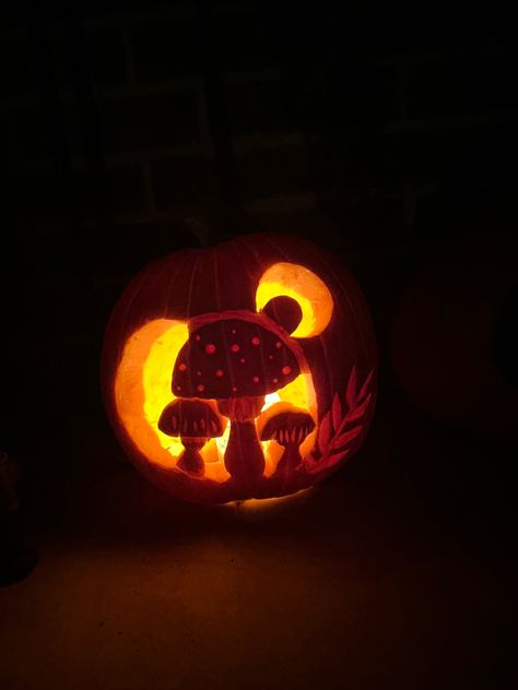 Pumpkin Carving Mushroom Ideas, Pumpkin Mushroom Carving, Pumpkin Carving Ideas Cottagecore, Pumpkin Mushroom Art, Easy Mushroom Pumpkin Carving, Mushroom Carved Pumpkin, Flat Pumpkin Carving Ideas, Princess Peach Pumpkin Carving, Mushroom Jack O Lantern