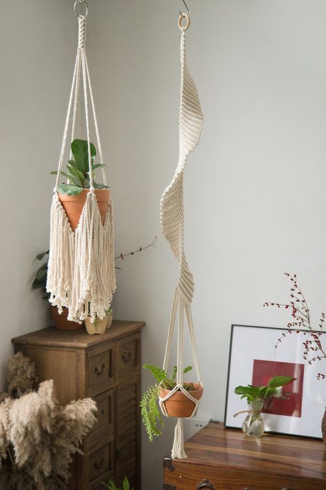 Natural Bedroom Ideas, Large Hanging Planters, Hanging Basket Wall, Basket Wall Hanging, Natural Bedroom, Macrame Hanging Planter, Hanging Diy, Hanging Flower Baskets, Support Plante