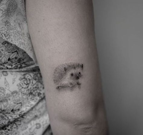 Hedgehog Tattoo, Botanical Tattoo, Animal Tattoos, Flower Tattoos, Simple Tattoos, Tattoos And Piercings, Body Art Tattoos, Small Tattoos, Cool Tattoos