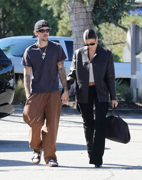 30.10 | Hailey and Justin Bieber were spotted arriving at the Beverly Glen Deli in Bel Air, California. Haley Bieber Style, Bel Air California, Hailey And Justin Bieber, Hailey And Justin, Hailey Bieber Street Style, Bieber Hailey, Hailey Baldwin Street Style, Hayley Bieber, Hailey Bieber Outfits