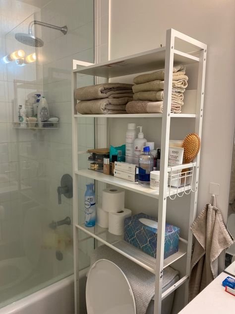 Toilet Rack Organization, Over The Toilet Organization, Cute Towel Storage, Small Bathroom Storage Over Toilet, Bathroom Organization Above Toilet, Small Toilet Room Organization, Bathroom Toilet Organization, Small Restroom Organization, Roommate Bathroom Organization