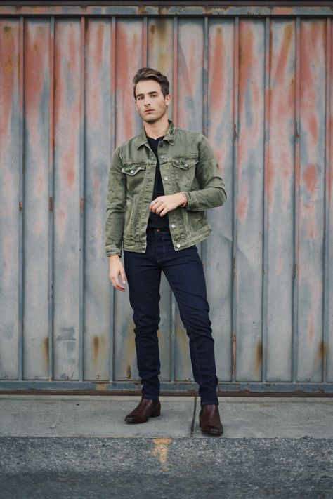 Green Jacket Outfit, Unusual Outfits, Green Denim Jacket, Smart Casual Menswear, Denim Jacket Outfit, Mens Casual Outfits Summer, Trendy Mens Fashion, Mens Casual Dress Outfits, Mens Outfit Inspiration