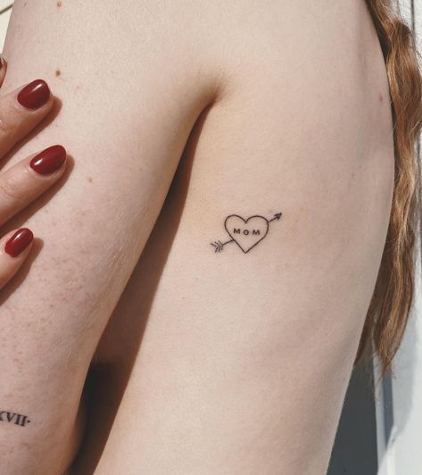 Tattoos For Boys, Heart Arrow Tattoo, Heart Tattoos With Names, Mom Heart Tattoo, Simple Heart Tattoos, Mama Tattoo, Dinosaur Tattoos, Mom Tattoo Designs, Classic Tattoo