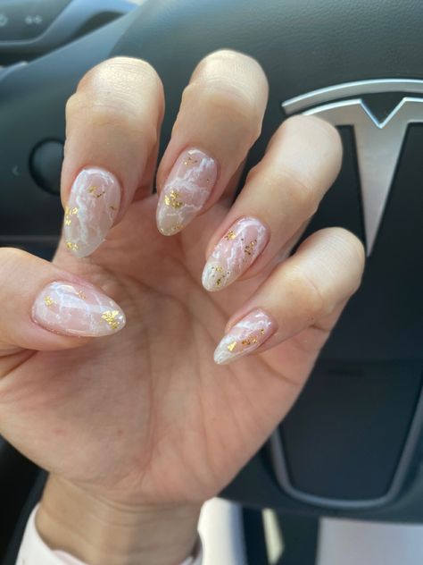 Gold Foil Marble Nails, Beige Nails With Gold Foil, Wedding Nails Gold Flakes, Funky Wedding Nails, Milky Gold Nails, White Marble Nails With Gold Flakes, Almond Nails With Gold Flakes, Nails For Morena, Gel Nails With Gold Foil