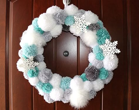 Christmas Pom Pom Crafts, Pom Pom Wreaths, Wreaths Winter, Christmas Pom Pom, Pom Wreath, Winter Wreath Diy, December Crafts, Easy Diy Wreaths, Christmas Wreaths Diy Easy