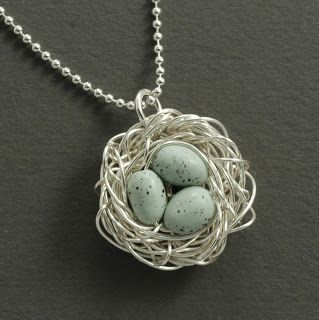 bird's nest necklaces...MOPS craft for spring?  Done these before, pretty easy Love Birds Nest, Nest Craft, Bird Nest Jewelry, Robin Eggs, Bird Nest Craft, Mops Crafts, Birds Nest Necklace, Bijoux Fil Aluminium, Birds Nest