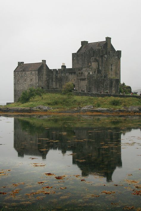 Alle Größen | Eilean Donan Castle | Flickr - Fotosharing! Old English Castle, Castle Ruins Aesthetic, Old Castle Drawing, Old Scottish Castle, Scottish Gothic, Old Castles, Highlands Castle, Where Eagles Dare, Eilean Donan Castle