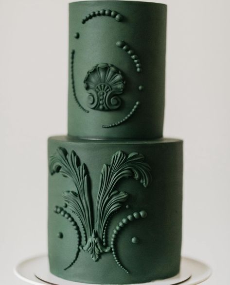 Hunter Green Cake Ideas, Cake Designs Emerald Green, Green And Black Cake Ideas, Hunter Green Cake, 3 Tier Wedding Cake Emerald Green, Dark Green Wedding Cake, Blue Green Wedding Cake, Dark Green Wedding Cakes, Emerald Green Geode Cake