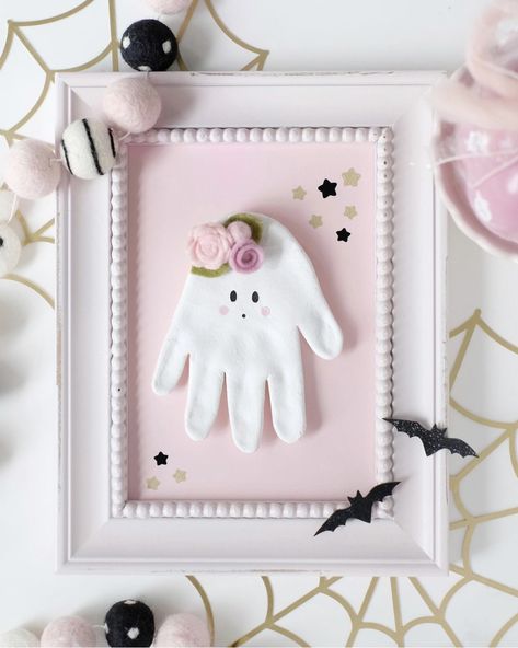 Girly Halloween Crafts, Pink Halloween Crafts, Pinkoween Decor, Halloween First Birthday, Halloween Decor Diy, Diy Halloween Decor, Halloween Crafts Decorations, Handprint Crafts, Fall Halloween Crafts