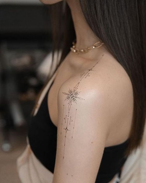 Delicate Tattoos For Women, Tato Minimal, Spine Tattoos For Women, Medusa Tattoo, Shoulder Tattoos For Women, Classy Tattoos, Discreet Tattoos, Dainty Tattoos, Subtle Tattoos