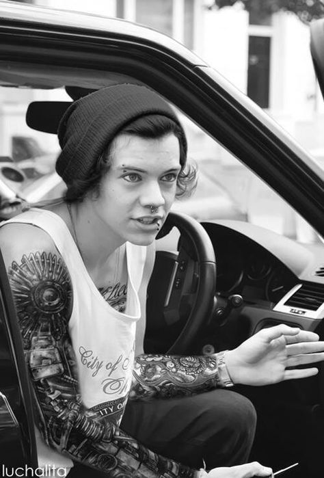 Punk edit of Harry styles...its..different.. SWEET BABY JESUS! Only Harry Styles could look good cupcake and punk ❤️ Punk Edits, Sense Of Humor, One Direction, Harry Styles, A Girl