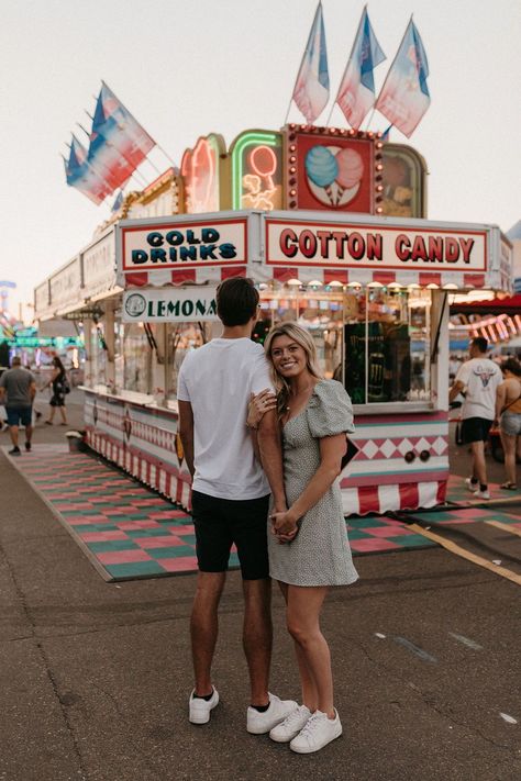 Theme Engagement Photos, Engagement Backdrop Ideas, Casual Engagement Pictures Outfits, Alternative Engagement Photos, Shooting Photo Couple, Carnival Photo Shoots, Traditional Engagement Photos, Non Traditional Engagement Photos, Ideas For Engagement