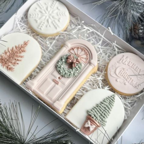 Glam Cookies Decorated, Christmas Fondant Cookies, Gift Cookies Decorated, Elegant Christmas Cookies, Winter Cookies Decorated, Sweet Treats Party, Christmas Party Planning, Christmas Sugar Cookies Decorated, Christmas Cake Designs