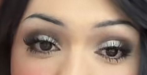 Emo Smokey Eye Makeup, Round Eye Smokey Eye, 200s Eye Makeup, Edgy Y2k Makeup, Trashy Eye Makeup, Cute Smokey Eye, Y2k Silver Makeup, Y2k Smokey Eye Makeup, Trashy Y2k Eyeshadow