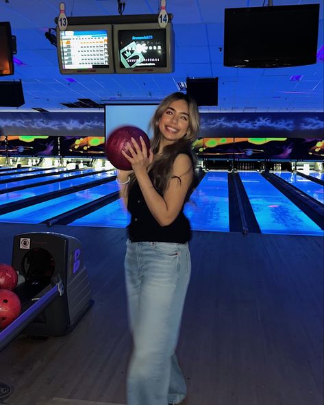 Bowling photoshoot bowlingalley night Bowling Poses Picture Ideas, Bowling Outfit Winter, Cute Bowling Outfit Date, Bowling Aesthetic Pictures, Cute Bowling Outfit, Bowling Alley Outfit, Bowling Alley Photoshoot, Bowling Outfit Aesthetic, Bowling Photoshoot