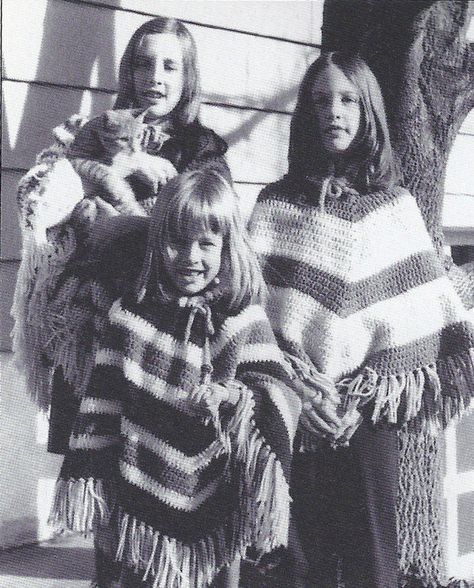 1972 - #crochet ponchos Crocheted Ponchos, Grandma Crochet, Knitted Ponchos, Vintage Fashion 1970, 1970s Childhood, 70s Nostalgia, Childhood Memories 70s, Fashion 80s, Childhood Days