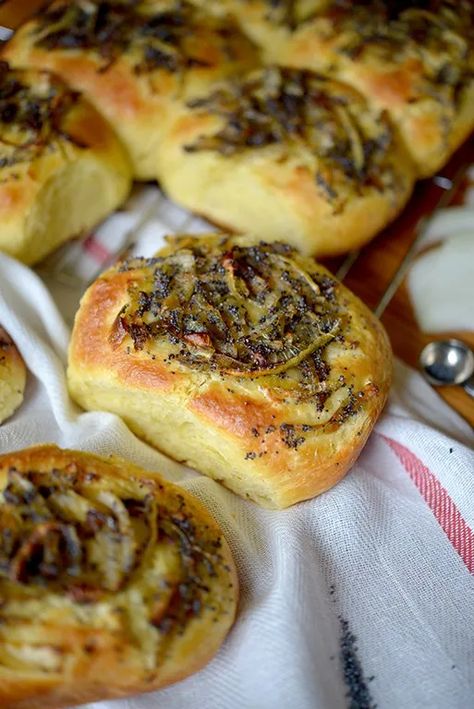 Polish Onion Rolls {Cebulaki; Cebularze} - Polish Your Kitchen Polish Onion Rolls, Polish Vegetable Recipes, Just A Pinch Recipes Main Courses, Polish Appetizers, Soft Yeast Rolls, Bialy Recipe, Polish Food Traditional, Baking Savory, Cooked Onions