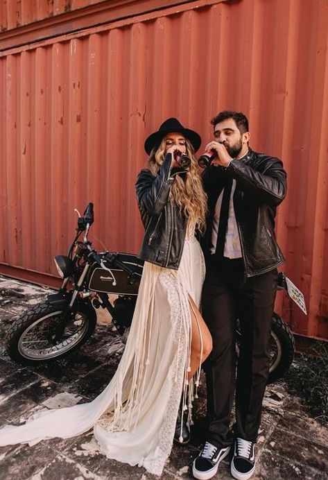 Rocker Wedding, Black Leather Jackets, Motorcycle Wedding, Biker Wedding, Wedding Fotos, Edgy Wedding, Rock Wedding, Dark Wedding, Gothic Wedding