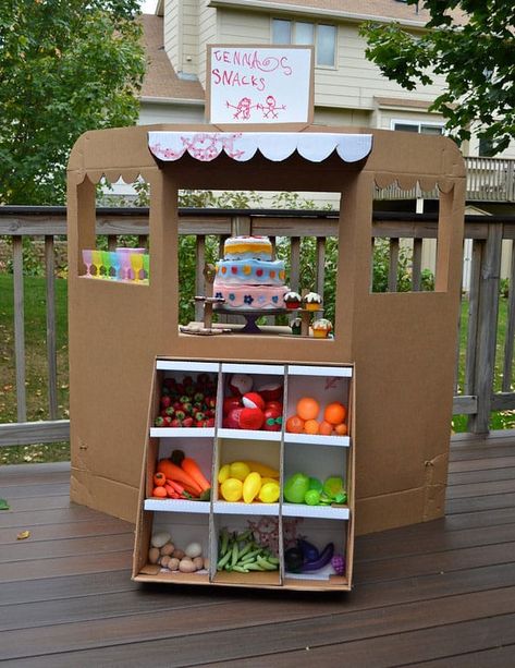 MAKE A CARDBOARD MARKET STAND Diy Cardboard Toys, Cardboard Play, Cardboard Box Crafts, Cardboard Toys, Cardboard Playhouse, Diy Cardboard, Diy Life Hacks, Cardboard Crafts, Diy Box