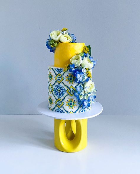 Amalfi Cake Design, Dolce And Gabbana Cake, Blue And Yellow Birthday Cake, Blue And Yellow Cake, Majolica Dress, Creative Plates, 19 Bday, Colourful Cake, Happy Cakes