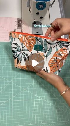 Cosmetic Bags Diy, Diy Toiletries, Quilted Bag Patterns, Handmade Cosmetics, Diy Activities, Travel Cosmetic Bags, Quilted Bag, Try Something New, Diy Videos