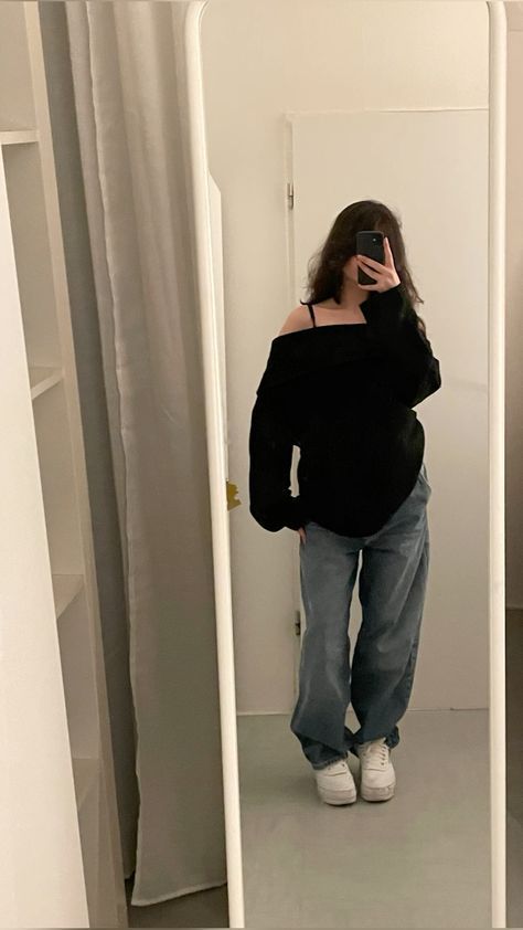 Oversized Black Jumper Outfit, Lazy School Aesthetic, Plain Black Sweater Outfit, Hoț Girl Outfit Aesthetic, Pull Over Sweaters Outfits, Gloomy Outfit Aesthetic, Baggy Sweaters Outfits, Oversized Sweater Outfit Aesthetic, Casual Minimalist Outfit Women