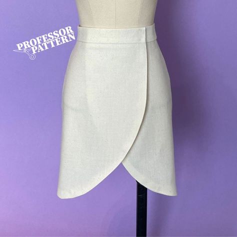 Wrap Around Skirt Pattern, Make A Wrap Skirt, How To Make A Wrap Skirt, Wrap Skirt Tutorial, Ballet Shirts, Wrap Skirt Pattern, Draping Fashion, Skirt Tutorial, Tulip Skirt