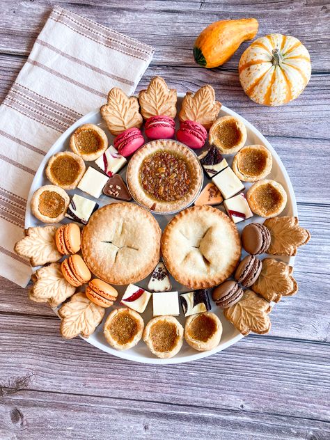 Mini Pie Platter, Mini Pie Charcuterie Board Ideas, Mini Pie Charcuterie Board, Thanksgiving Dessert Charcuterie Board, Pie Charcuterie Board, Charcuterie Foods, Thanksgiving Dessert Tray, Thanksgiving Dessert Board, Best Charcuterie Board Ideas