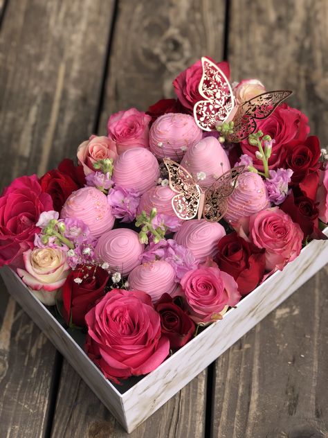 Mothers Day Outfit Ideas Casual, Mothers Day Nail Designs, Covered Strawberries Bouquet, Mothers Day Outfit Ideas, Valentines Strawberries, Chocolate Strawberries Bouquet, Strawberries Ideas, House Cleaning Hacks, Valentine Chocolate Covered Strawberries