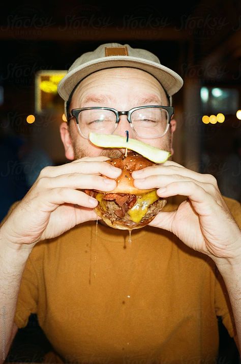 Meat Markets, Burger Restaurant, People Food, Smash Burger, People Eating, Marmaris, Dongguan, Food Styling, Lifestyle Photography