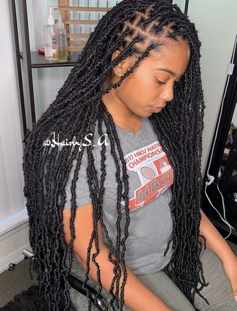 Price, different mixtures of hair used, installation methods and maintenance tips, we cover everything you should know about bohemian distressed locs. Faux Locs Styles, Twisted Hair, Marley Hair, Faux Locs Hairstyles, Girls Hairstyles Braids, Penteado Cabelo Curto, Braided Hairstyles For Black Women, Locs Hairstyles, Box Braids Hairstyles