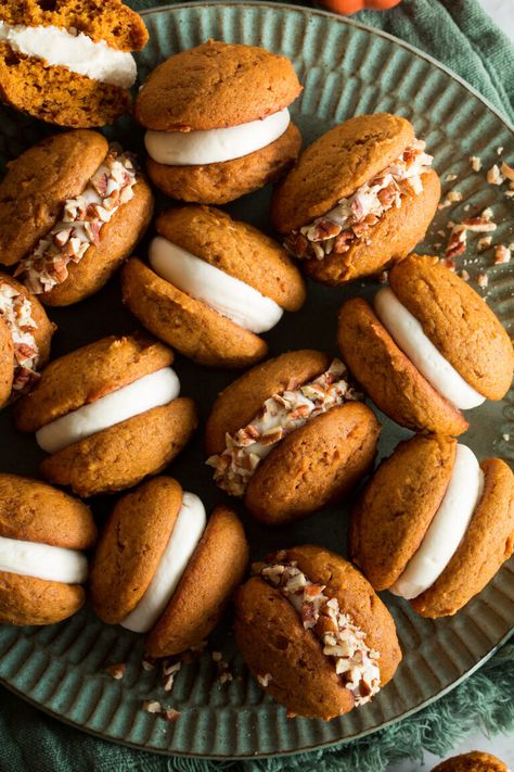 Pumpkin Whoopie Pies Pumpkin Gobs, Thanksgiving Recipes Dessert, Autumn Snacks, Whoopi Pies, Pumpkin Whoopie Pie Recipe, Dessert Pumpkin, Special Cookies, Pumpkin Whoopie Pies, Vegan Pumpkin Spice