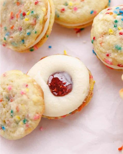 Soft and gooey, thick funfetti sugar cookies, filled with creamy vanilla buttercream and raspberry jam #funfetticookies #funfettisandwichcookies #funfettisandwichcookieswithraspberryfilling Funfetti Sugar Cookies, Oatmeal Cranberry Cookies, Funfetti Cookies, Jam Cookies, Sugar Cookie Bars, Filled Cookies, Raspberry Filling, Berry Fruit, Cookie Frosting