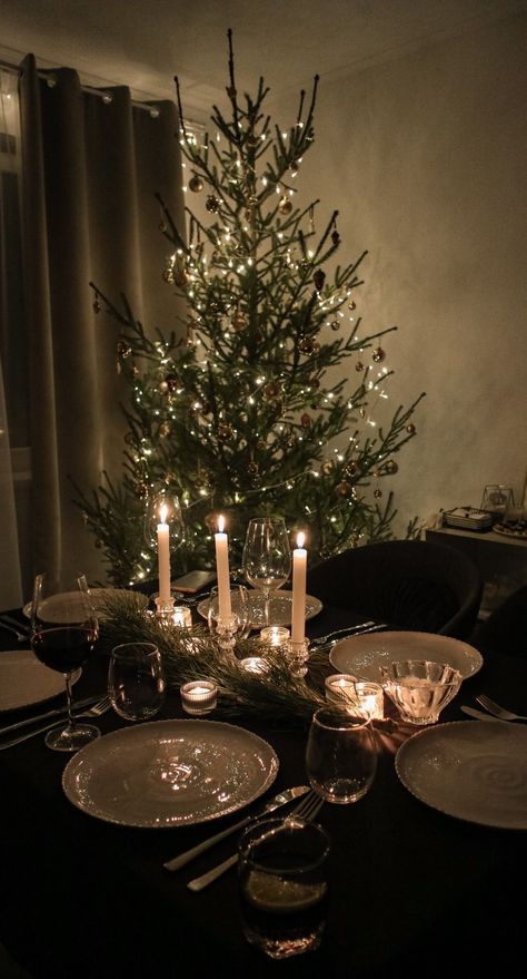 Christmas eve
Table serving
Сервировка стола
Новый год
Оформлени�е стола Cozy Classic Christmas Aesthetic, Christmas Kitchen Aesthetic, Christmas Table Decor Ideas, Unique Christmas Decor, California Christmas, Christmas Dreaming, Cozy Christmas Decor, Cosy Christmas, Christmas Time Is Here