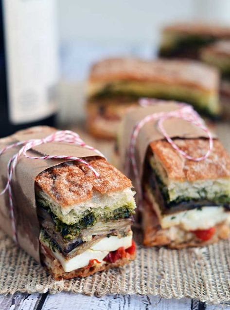 Mini Panini, Picnic Sandwiches, Sandwich Bar, Gourmet Sandwiches, Picnic Food, Idee Pasto Sano, Picnic Foods, Sandwich Recipes, Brown Paper