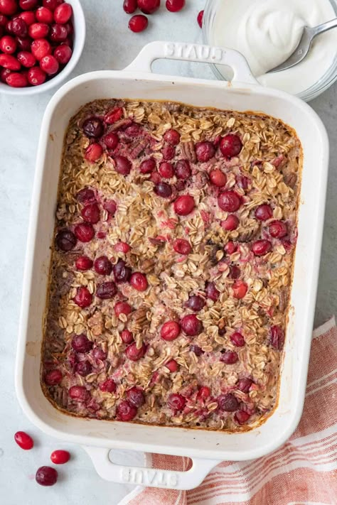 Pecan Baked Oatmeal, Baked Oatmeal Recipes Breakfast, Quick And Easy Breakfast Recipes, Oatmeal Baked, Greek Yogurt Sauce, Cranberry Oatmeal, Cranberry Baking, Christmas Breakfast Ideas, No Bake Oatmeal Bars