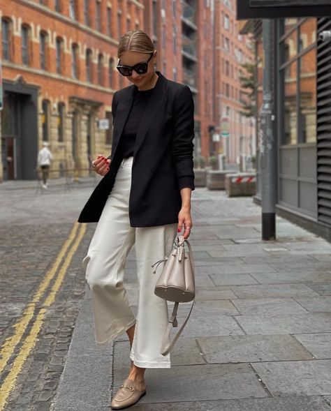 White Trousers Outfit, Normcore Outfits, White Blazer Outfits, Ootd Idea, Black Blazer Outfit, White Pants Outfit, Summer Office Outfits, Trouser Outfit, Classic Style Outfits