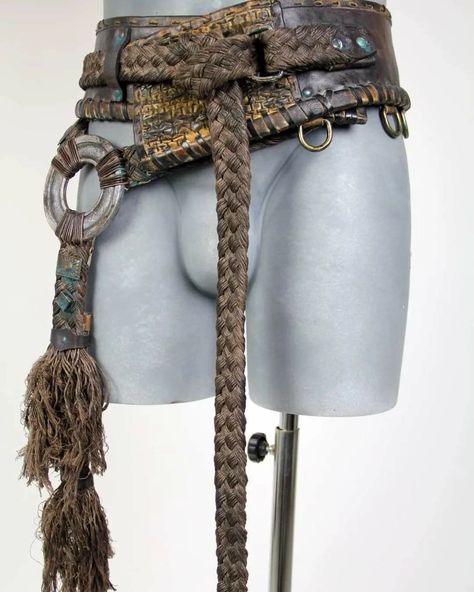 Fantasy Belt Design, Druid Accessories, Barbarian Clothing, Bard Clothes, Druid Clothing, Witchery Clothing, Adventurer Outfit, Fantasy Belt, Larp Accessories