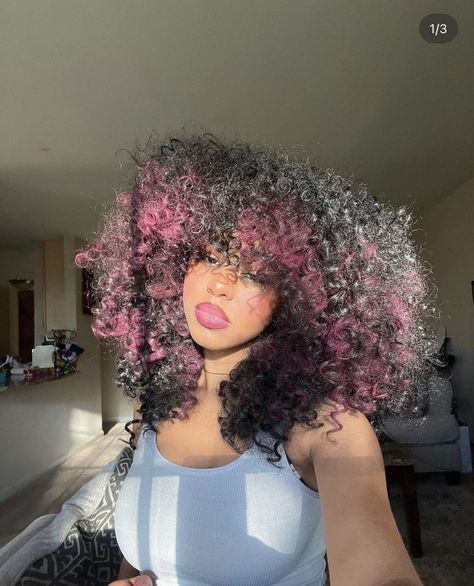 Pink Highlights Black Women, Afro Hair Dye, Dyed Curly Hair, Highlights Curly Hair, Mixed Curly Hair, Y2k Hairstyles, Cute Hair Colors, Dyed Hair Inspiration, Colored Curly Hair